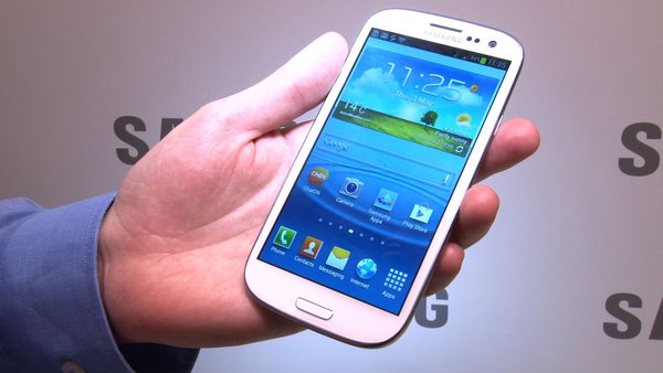 Android 4.1.2 Jelly Bean Update Samsung Galaxy S3- Hand Holding White Samsung Galaxy S3 - Droid Views